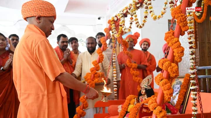 मुख्यमंत्री योगी आदित्यनाथ ने शुक्रवार को दोपहर में श्रीरामनवमी के महापर्व पर विधि विधान से मर्यादा पुरुषोत्तम भगवान श्रीराम का जन्मोत्सव मनाया.
