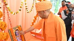 श्रीराम जन्मोत्सव के रंग में रंगे सीएम योगी, रामलला को पालने में झुलाया, आरती उतारकर की प्रार्थना