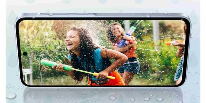 अब बात करें इस फोन की खूबियों की तो इसमें बड़ा और शानदार AMOLED डिस्प्ले दिया गया है जो 120Hz रिफ्रेश रेट के साथ स्मूद एक्सपीरियंस देता है. स्क्रीन की ब्राइटनेस भी काफी अच्छी है जिससे धूप में भी कंटेंट साफ दिखाई देता है. परफॉर्मेंस के लिए इसमें दमदार प्रोसेसर के साथ पर्याप्त RAM और स्टोरेज मिलता है जिससे गेमिंग और मल्टीटास्किंग आराम से हो जाती है.