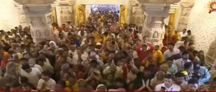 हा अद्भुत सोहळा पाहण्यासाठी आज देशभरातली भक्त जमा झाले आहेत. अयोध्यानगरीत भक्तांची मोठी मांदियाळी पाहायला मिळतेय.