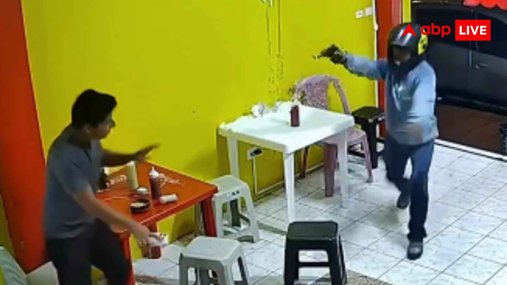 Viral Video: रेस्तरां में खाने का इंतजार कर रहा था शख्स, आ गया बंदूकधारी; देखें फिल्मी स्टाइल फाइट का वीडियो