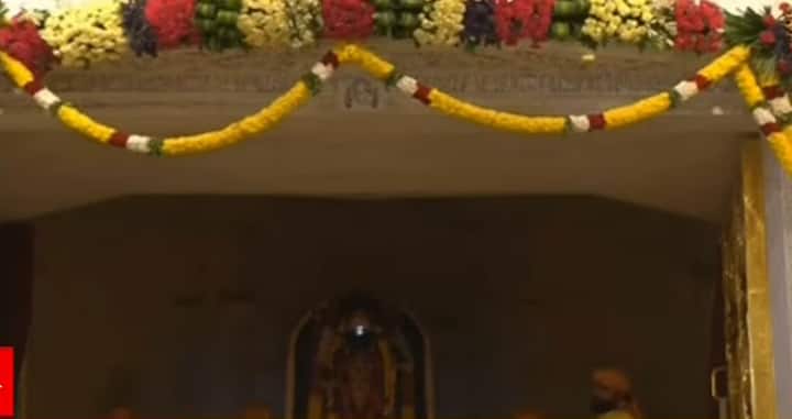 मंदिराला आकर्षक फुलांची सजावट करण्यात आली आहे. जवळपास तीन दिवस राम जन्मोत्सवाचा हा उत्सव साजरा करण्यात येतोय.