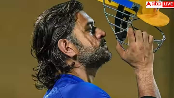 धोनी ने समय-समय पर अपने लुक्स के साथ जमकर एक्सपेरिमेंट किया है. कभी लंबे बाल, तो कभी शार्प कट हर स्टाइल उन्होंने अलग अंदाज में कैरी किया. यही वजह है कि उनके हेयरस्टाइल भी फैंस के लिए यादगार बन गए हैं.