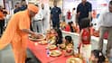 CM योगी ने किया कन्या पूजन, पांव पखारे, उपहार देकर लिया आशीर्वाद, देखें तस्वीरें