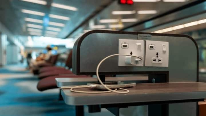 डिजिटल दौर के यात्रियों के लिए पूरा एयरपोर्ट हाई-स्पीड 5G जोन होगा. जहाँ आप बिना किसी रुकावट के काम कर सकेंगे. यहाँ हर दूसरी कुर्सी के पास इंटरनेशनल स्टैंडर्ड के चार्जिंग पोर्ट और USB टाइप-C पॉइंट्स दिए गए हैं. यूनिवर्सल चार्जिंग की इस सुविधा की वजह से आपको अपना चार्जर ढूँढने या सॉकेट के लिए दूसरे यात्रियों से रिक्वेस्ट करने की जरूरत नहीं पड़ेगी.