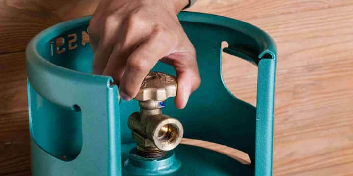 सुरक्षा के लिहाज से इस पूरे सिस्टम में कई स्तरों पर निगरानी रखी जाती है. पाइपलाइनों में ऑटोमैटिक वाल्व और प्रेशर कंट्रोल सिस्टम लगे होते हैं जो किसी भी गड़बड़ी की स्थिति में तुरंत काम करते हैं. अगर कहीं लीकेज होता भी है तो यह गैस हवा में जल्दी फैल जाती है जिससे खतरा कम हो जाता है.