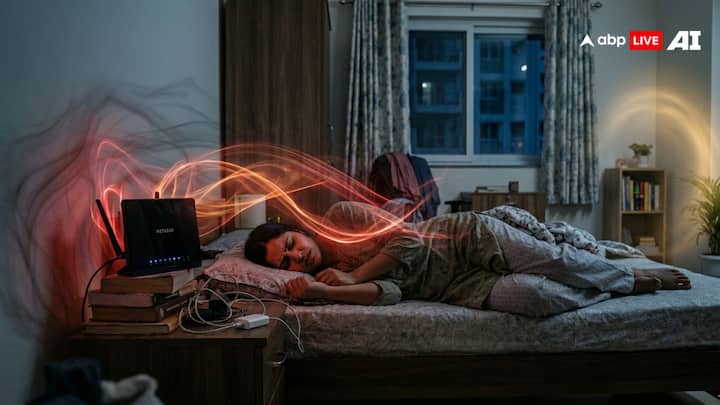 पहली बड़ी गलती यह है कि, WiFi राउटर को बेडरूम में रखना, खास सिर के नजदीक. लगातार निकलने वाले सिग्नल आपकी नींद की क्वालिटी को प्रभावित कर सकते हैं. इससे सुबह थकान, चिड़चिड़ापन और फोकस की कमी महसूस हो सकता है. अच्छा होगा कि, इसे लिविंग रूम या कॉमन एरिया स्पेस में रखें, जहां इसका असर कम हो.