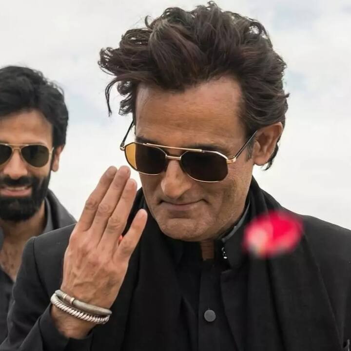 कई मीडिया रिपोर्ट्स के मुताबिक अक्षय खन्ना की नेटवर्थ 167 करोड़ रुपए है.  उनके पास कई प्रॉपर्टीज हैं.