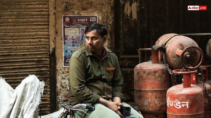 1965 में एक एलपीजी सिलेंडर की कीमत सिर्फ ₹3.50 से ₹4 के बीच थी. आज की कीमतों की तुलना में यह दिखाता है कि पिछले कुछ दशकों में ईंधन की कीमतें कितनी तेजी से बढ़ी हैं.