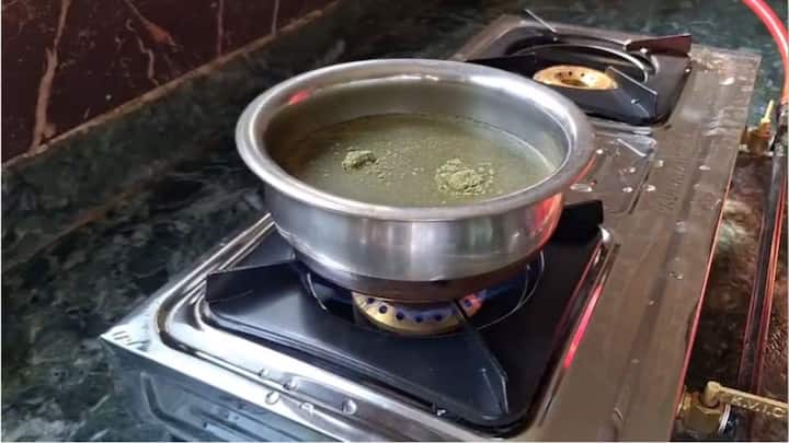 रोज वीस किलो शेण आणि वीस लिटर पाण्यापासून त्यांना महिन्याला दोन सिलेंडर गॅस भेटतंय.