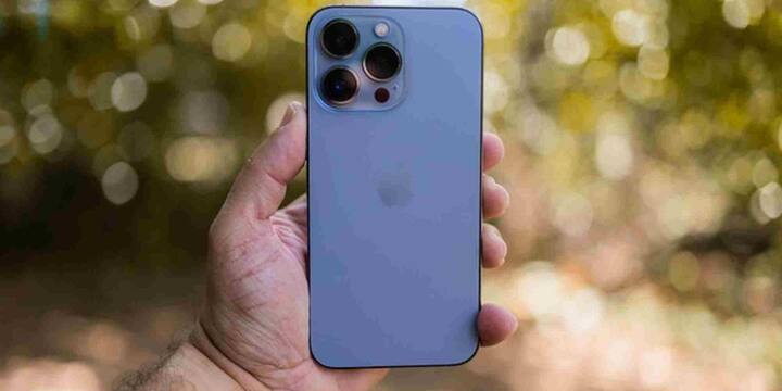 इस फीचर को चालू करने के लिए आपको iPhone की सेटिंग्स में जाकर Accessibility सेक्शन खोलना होता है. वहां Speech के अंदर Vocal Shortcuts का विकल्प मिलता है जिसे ऑन करना पड़ता है.
