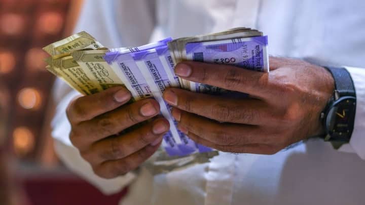 फीस देने के तरीके को भी काफी आसान बना दिया गया है. जिससे आम आदमी को समझ आए. अब आपको अलग से कोई चार्ज देने की टेंशन नहीं लेनी होगी, क्योंकि ये सभी शुल्क सीधे आपकी एनएवी यानी आपके निवेश की वैल्यू से ही काट लिए जाएंगे. यह नया नियम रेगुलर एनपीएस के साथ बच्चों की एनपीएस वात्सल्य पर भी लागू होगा.