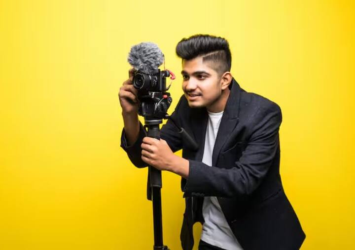 ਇਸ ਪ੍ਰੋਗਰਾਮ ਦਾ ਸਭ ਤੋਂ ਵਧੀਆ ਹਿੱਸਾ ਇਹ ਹੈ ਕਿ ਇਹ ਔਨਲਾਈਨ ਅਤੇ ਔਫਲਾਈਨ ਦੋਵੇਂ ਤਰ੍ਹਾਂ ਦੀ ਸਿਖਲਾਈ ਪ੍ਰਦਾਨ ਕਰਦਾ ਹੈ, ਭਾਵ ਤੁਸੀਂ ਘਰ ਬੈਠੇ ਸਿੱਖ ਸਕਦੇ ਹੋ ਅਤੇ ਵੱਡੇ ਸ਼ਹਿਰਾਂ 'ਚ ਜਾ ਕੇ ਪ੍ਰੈਕਟੀਕਲ ਅਨੁਭਵ ਵੀ ਲੈ ਸਕਦੇ ਹੋ।