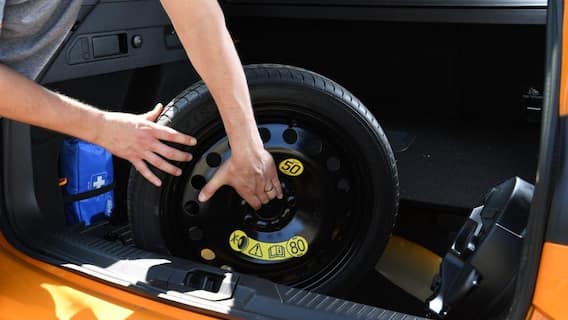 Car Maintenance Tips: కార్లలో స్పేర్ వీల్ vs రిపేర్ కిట్: మన రోడ్లపై ఏది సేఫ్? Car Maintenance Tips: కార్లలో స్పేర్ వీల్ vs రిపేర్ కిట్: మన రోడ్లపై ఏది సేఫ్?