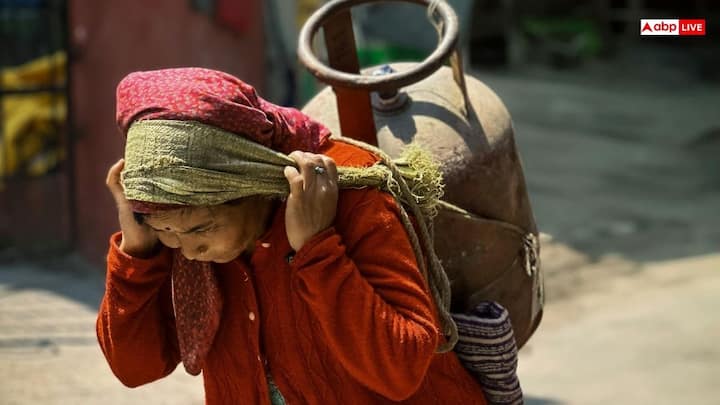 शुरुआती सालों में सुरक्षा चिंता की वजह से कई लोग एलपीजी सिलेंडरों का इस्तेमाल करने में हिचकिचाते थे. रसोई के अंदर गैस सिलेंडर रखने का विचार जोखिम भरा लगता था.