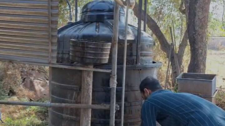 तुमच्याकडे शेण नसलं तर रोज दहा किलो ओला कचऱ्यापासून ही गॅसची निर्मिती होते. शिवाय हा बायोगॅस शेतीसाठी शेण खत ही तयार करतो.