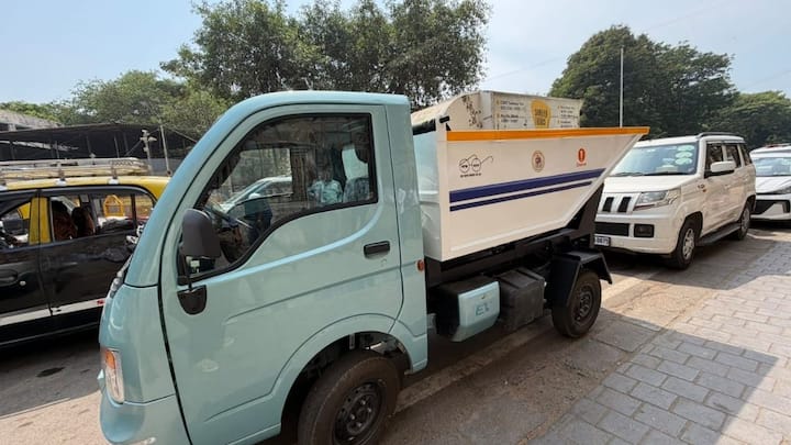 मुंबईतील अरुंद रस्ते आणि गल्लीबोळ लक्षात घेऊन या गाड्यांची रचना करण्यात आली आहे. त्यामुळे शहरातील सर्व भागांमध्ये कचरा संकलन अधिक कार्यक्षम होण्याची अपेक्षा आहे.