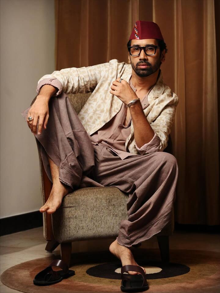 हालांकि, अभिलाष ने यह भी कहा कि सिर्फ फिल्मी परिवार से होना ही काफी नहीं है. अगर किसी में टैलेंट नहीं है, तो वह लंबे समय तक टिक नहीं सकता. इंडस्ट्री में बने रहने के लिए मेहनत और हुनर दोनों जरूरी हैं.