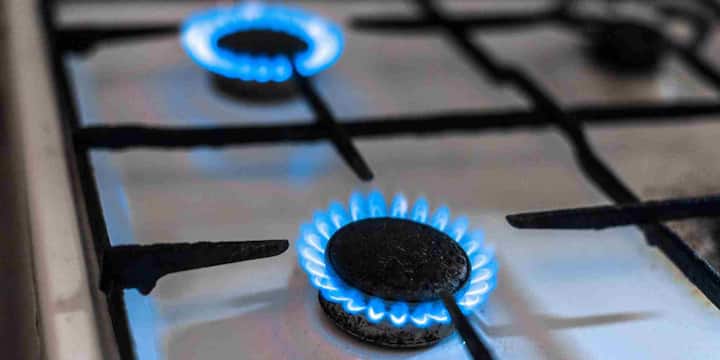 PNG असल में एक नैचुरल ईंधन है जो मुख्य रूप से मीथेन गैस से बना होता है. यह साफ-सुथरा, कम प्रदूषण फैलाने वाला और पारंपरिक LPG के मुकाबले ज्यादा सुरक्षित माना जाता है. इसी वजह से अब इसका इस्तेमाल सिर्फ खाना बनाने तक सीमित नहीं रहा बल्कि पानी गर्म करने और अन्य घरेलू जरूरतों में भी होने लगा है.