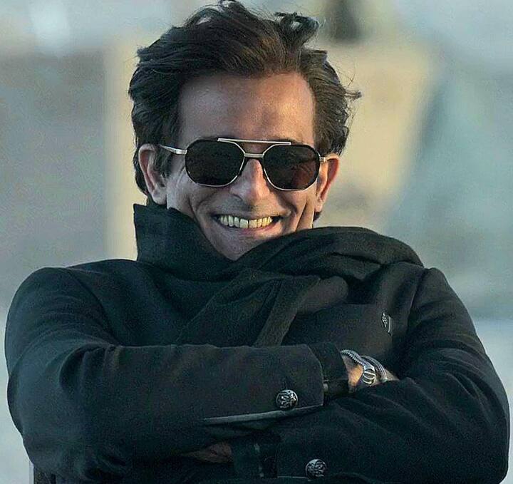 एक्टर का मालाबार हिल में भी एक शानदार घर है और अलीबाग में एक लैविश फार्म हाउस भी है.