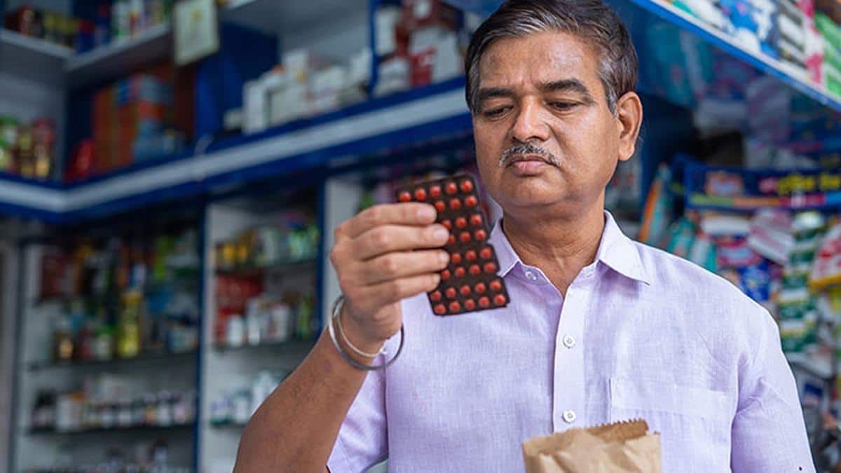 ஏப்ரல் 1 முதல் 1000க்கும் மேலான அத்தியாவசிய மருந்துகளின் விலை கடும் உயர்வு – மக்களுக்கு புதிய சுமை!