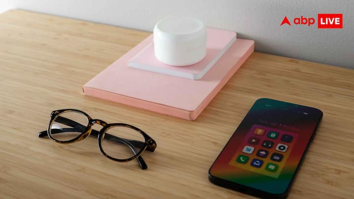 मोबाइल फोन आज के समय में सबसे बड़ा डिस्ट्रैक्शन है. सोशल मीडिया, मैसेज, गेम्स और वीडियो के नोटिफिकेशन बच्चे का ध्यान डिस्ट्रिक्ट कर सकते हैं. यहां तक कि अगर मोबाइल फोन टेबल पर रखा हो, तो बच्चे का मन हर समय नोटिफिकेशन की उम्मीद करता रहता है. इससे पढ़ाई में फोकस कम हो जाता है. इसलिए पढ़ाई के समय मोबाइल फोन को दूसरी जगह रखें, ताकि बच्चे का ध्यान सिर्फ पढ़ाई पर रहे.