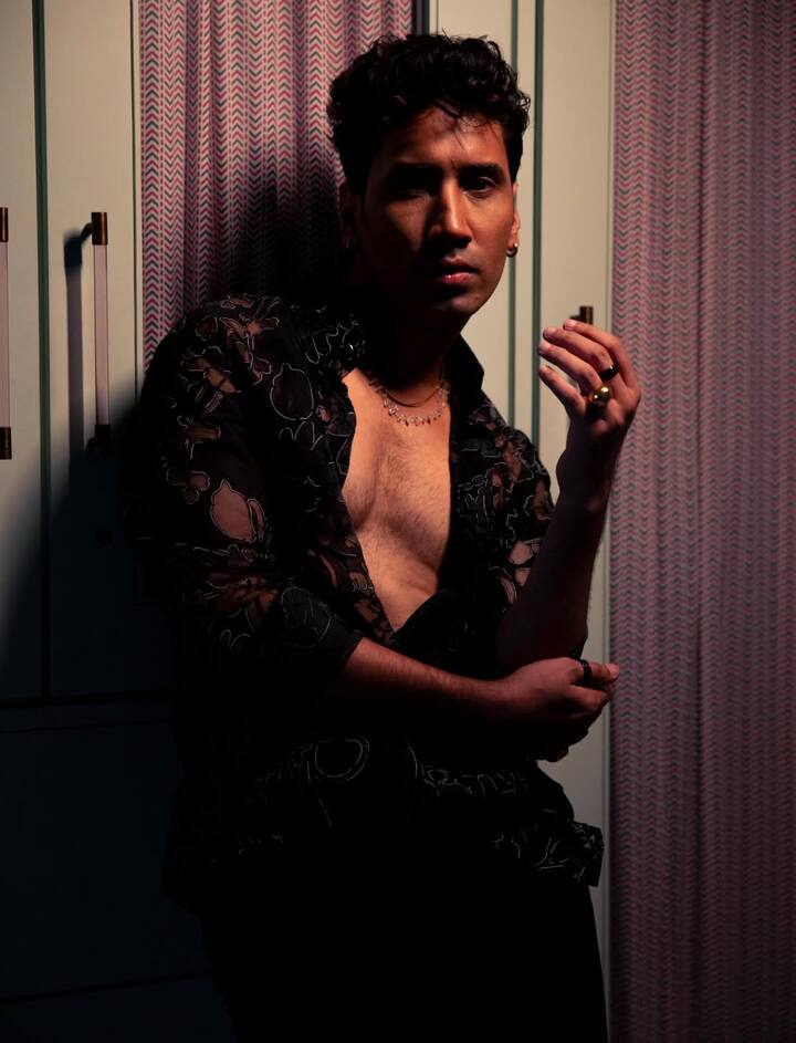 अभिलाष ने साफ कहा कि इंडस्ट्री में बाहर से आने वालों के लिए रास्ता आसान नहीं होता. उन्हें वही काम चुनना पड़ता है जो ऑफर होता है. कई बार मन का काम पाने के लिए लंबे समय तक इंतजार करना पड़ता है.