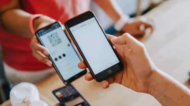 अब पासवर्ड या पिन के साथ-साथ ओटीपी, फिंगरप्रिंट जैसे बायोमीट्रिक्स या हार्डवेयर टोकन का तालमेल बिठाया जाएगा. हम में से ज्यादातर लोग सालों से एक ही स्टैटिक पिन चला रहे थे. जिसे हैकर्स आसानी से ट्रैक कर लेते थे. लेकिन अब हर ट्रांजेक्शन के लिए एक नया रियल-टाइम कोड आएगा. जिससे अगर किसी को आपका पासवर्ड पता भी चल जाए. तो भी वह आपके खाते में सेंध नहीं लगा पाएगा.