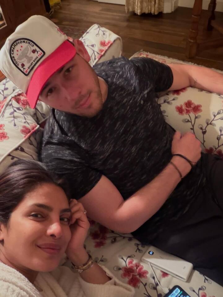 कुछ फोटोज में एक्ट्रेस अपने पति निक जोनस के साथ टाइम स्पेंड करती नजर आ रही हैं.