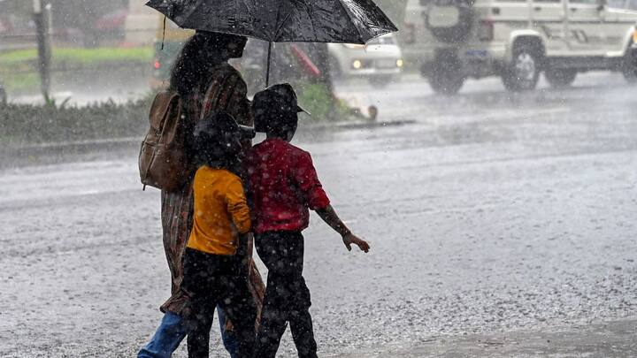 IMD সূত্রে খবর, দক্ষিণবঙ্গে গতকাল হলুদ সতর্কতা থাকলেও আজ হলুদ সতর্কতা থাকছে না। তবে বজ্রবিদ্যুৎ-সহ বৃষ্টিপাতের পূর্বাভাস রয়েছে আজও একাধিক জেলায়।