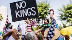 'NO Kings' इराणची राजवट उलथून टाकण्यासाठी निघालेल्या ट्रम्प राजवटीलाच धडकी भरवणारा अमेरिकन जनतेचा एल्गार, सर्व 50 राज्यातील 3300 शहरात 80 लाखांहून अधिक जनता एकटवली