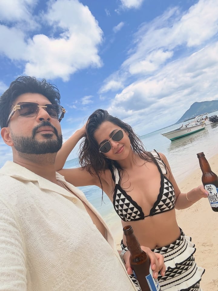 तेजस्वीने आपल्या बॉयफ्रेंडसोबतचे व्हॅकेशन फोटो सोशल मीडियात शेअर केले आहेत. या फोटोंमध्ये अभिनेत्री बॉयफ्रेंड करण कुंद्रासोबत एन्जॉज करत असल्याचं दिसून येत आहे.
