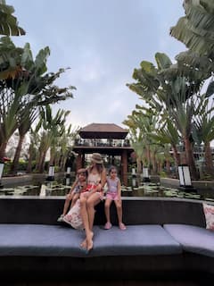 गोवा में बेटियों संग मस्ती करती दिखीं देबीना बनर्जी, सोशल मीडिया पर छाईं वेकेशन की तस्वीरें