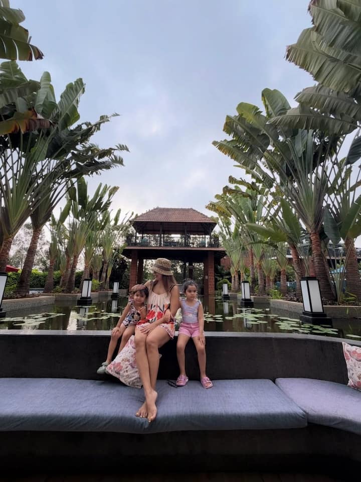 देबीना इस ट्रिप में अपनी दोनों बेटियों के साथ क्वालिटी टाइम बिताती नजर आईं. तस्वीरों में मां और छोटी बेटियों की बॉन्डिंग साफ दिखाई दे रही है.