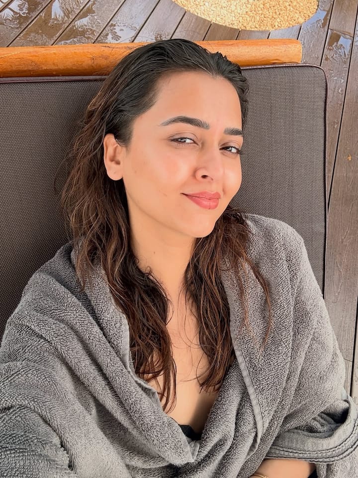 या फोटोंमध्ये दोघेही रोमँटिक मुडमध्ये दिसत आहे. अभिनेत्रीने ब्लॅक अँड व्हाईट बिकीनी घातली. तर, करणने पांढरा कुल टी शर्ट परिधान केला होता. दोघांच्या हातात बिअरची बॉटल दिसत आहे.