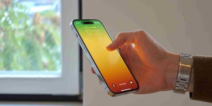 यह बदलाव सिर्फ Apple तक सीमित नहीं है. स्मार्टफोन इंडस्ट्री में कुल मिलाकर कीमतें बढ़ रही हैं. Samsung, Xiaomi, Vivo और Realme जैसी कंपनियां भी अपने प्रोडक्ट्स के दाम बढ़ा रही हैं.