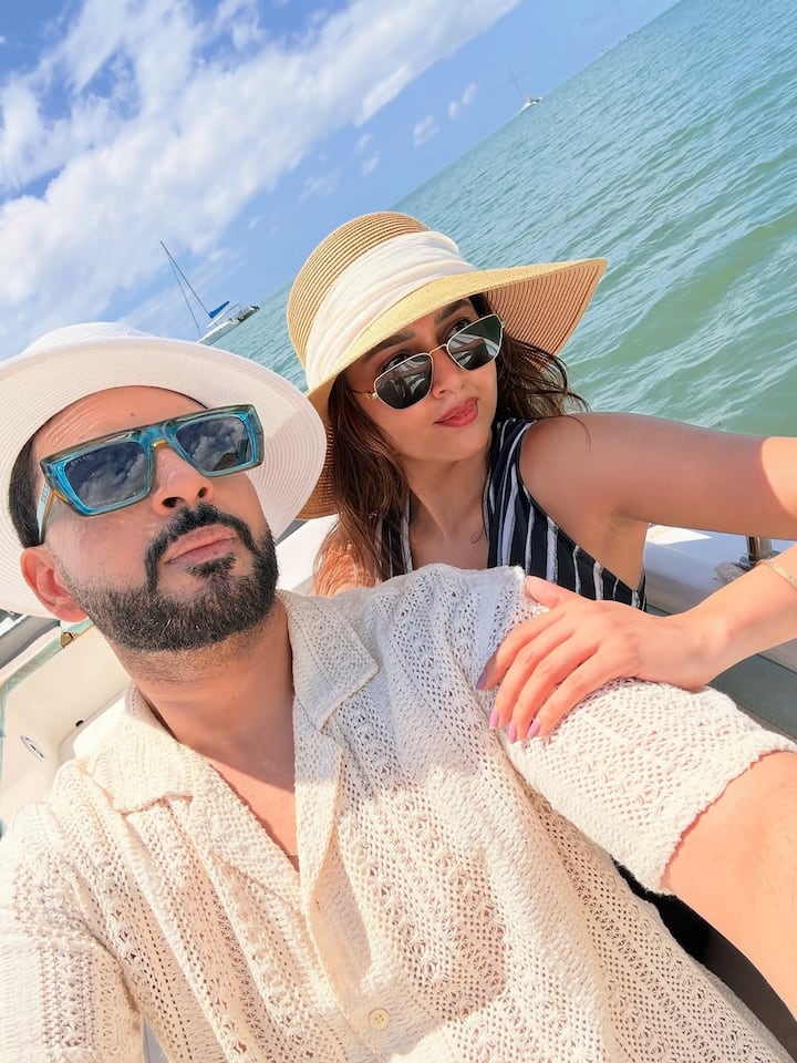 हिंदी तसेच मराठी सिनेसृष्टीतून प्रकाशझोतात असणारी अभिनेत्री तेजस्वी प्रकाश प्रोफेशनलसह वैयक्तिक कारणामुळेही चर्चेत असते. तिचा चाहतावर्ग खूप मोठा आहे. अभिनेत्री सोशल मीडियातही सक्रीय असते.