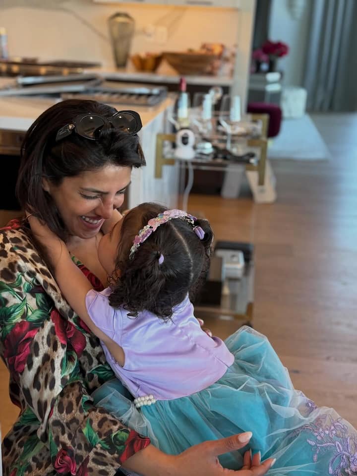 इन तस्वीरों में एक्ट्रेस अपनी बेटी मालती मैरी चोपड़ा जोनस के साथ क्वालिटी टाइम स्पेंड करती नजर आ रही हैं.