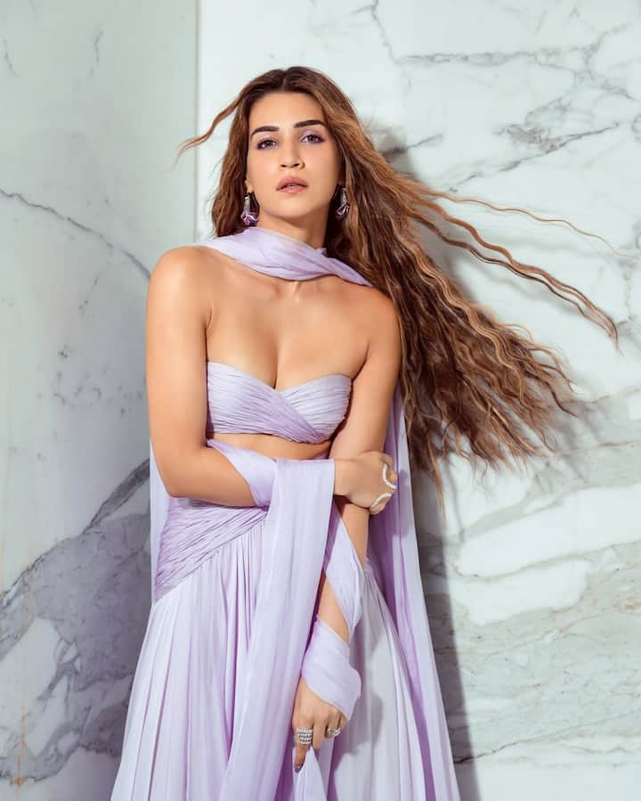 बॉलीवुड एक्ट्रेस कृति सैनन ने अपनी अपकमिंग फिल्म 'कॉकटेल 2' को लेकर एक्साइटमेंट बढ़ा दिया है. उन्होंने बताया कि इस फिल्म में उनका किरदार अब तक का सबसे बोल्ड रोल है.