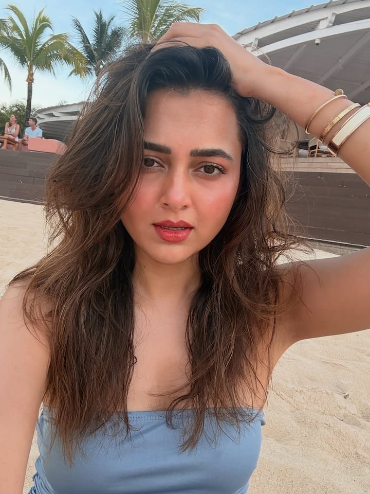अभिनेत्रीने दुसऱ्या लूकचेही फोटो शेअर केले आहेत. ज्यात तेजस्वीने ग्रीन आऊटफिट कॅरी केला आहे. तर, करणने ब्लॅक अँड व्हाईट टी शर्ट घातला आहे.