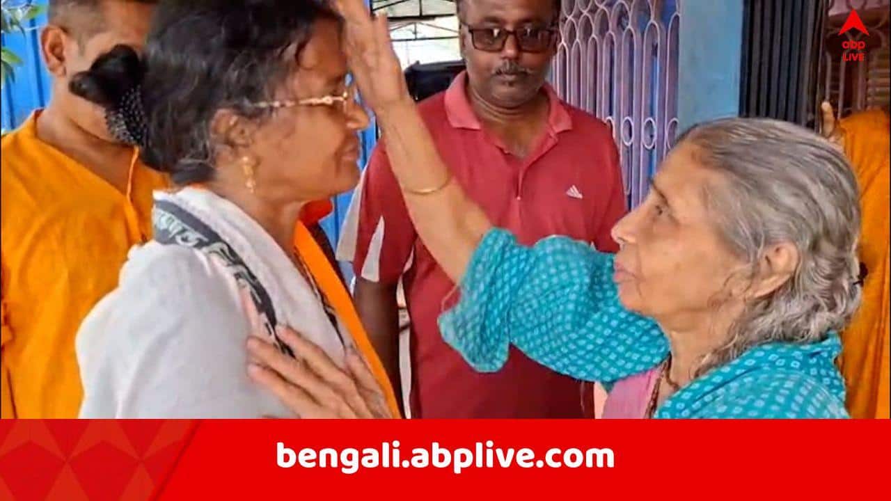 Panihati BJP Candidate Ratna Debnath:   পানিহাটিতে প্রচারে নেমে পা ছুঁয়ে আশীর্বাদ নিলেন BJP প্রার্থী অভয়ার মা, কেঁদে ফেললেন ভোটাররাই