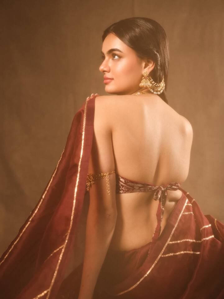 उन्होंने साड़ी के साथ स्ट्रैपलेस ब्लाउज कैरी किया है, जो उनके लुक को मॉडर्न टच देता है. ब्लाउज का डिजाइन बहुत अट्रैक्टिव हैं, जो उनके ऊपर बहुत अच्छा लग रहा है.