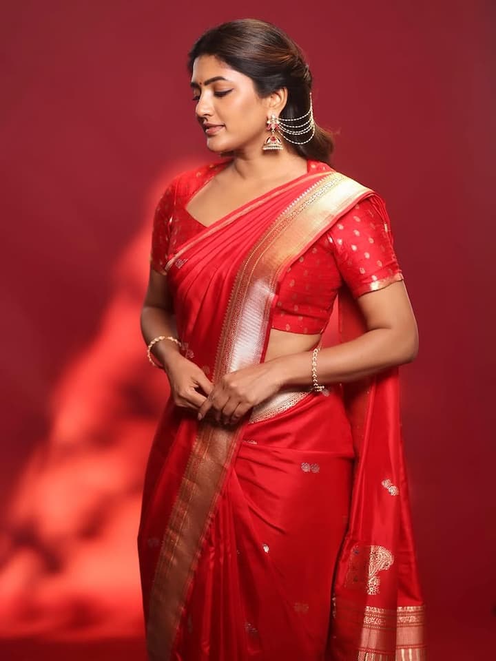 રેડ સાડી લૂકમાં ઈશા રબ્બા ખૂબ જ સુંદર લાગી રહી છે. ફેન્સ તેના સિમ્પલ અંદાજને પસંદ કરી રહ્યા છે. અભિનેત્રીએ કેમેરાની સામે શાનદાર પોઝ આપ્યા છે.