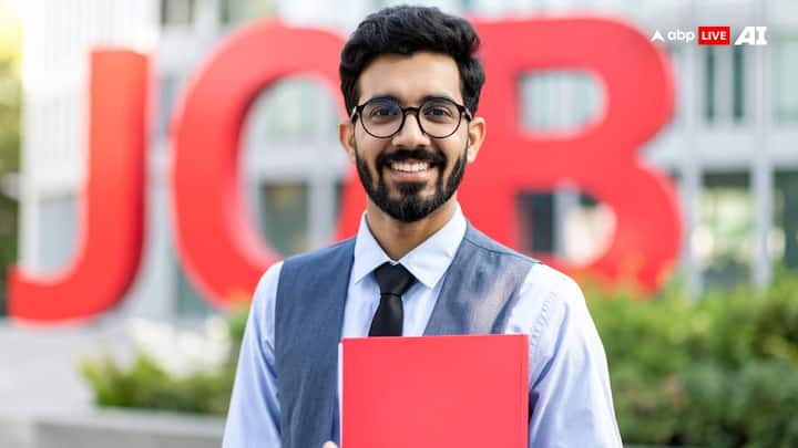 योग्यता की बात करें तो एडमिन पदों के लिए मास्टर डिग्री और कम से कम 2 साल का अनुभव जरूरी है.वहीं इंजीनियर पदों के लिए B.Tech या M.Tech की डिग्री के साथ 1 से 3 साल का अनुभव मांगा गया है.अगर आपने कॉलेज या किसी संस्थान में पहले काम किया है, तो आपको फायदा मिल सकता है.