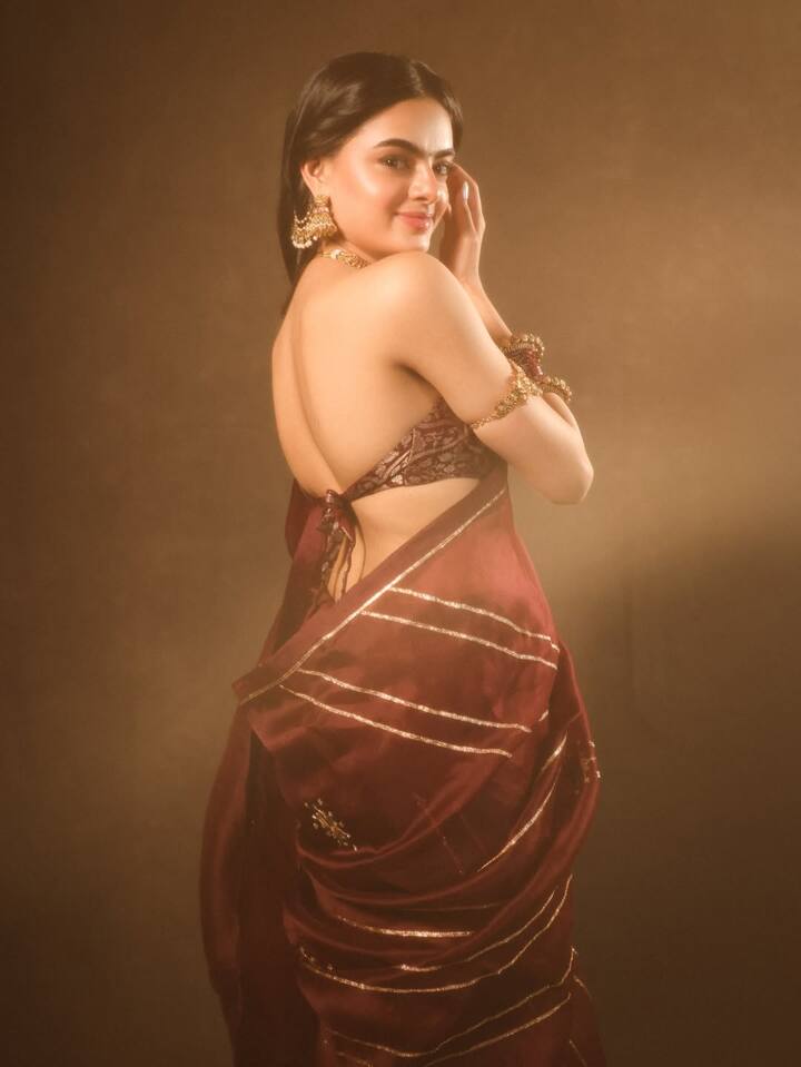 रुहानिका ने बालों को स्लीक और साइड पार्टेड स्टाइल में रखा है. साथ ही उनका हेयरस्टाइल हल्का वेवी है, जो उनके चेहरे को एलिगेंट बना रहा है.