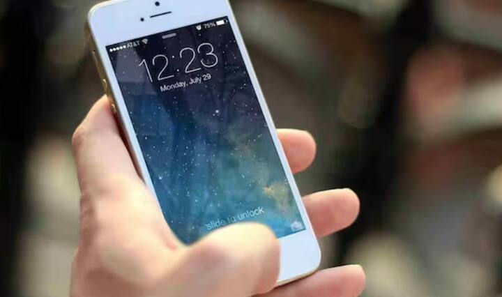 APPLE ਨੇ ਵੀ ਹਾਲ ਹੀ ਵਿੱਚ ਆਪਣੇ ਕੈਸ਼ਬੈਕ ਆਫਰ ਵਿੱਚ ਕਾਫ਼ੀ ਕਮੀ ਕੀਤੀ ਹੈ। ਪਹਿਲਾਂ ਹਜ਼ਾਰਾਂ ਰੁਪਏ ਤੱਕ ਦੇ ਲਾਭ ਦੀ ਪੇਸ਼ਕਸ਼ ਕਰਦੇ ਸਨ, ਪਰ ਹੁਣ ਉਨ੍ਹਾਂ ਵਿੱਚ ਕਾਫ਼ੀ ਕਮੀ ਆ ਗਈ ਹੈ। ਇਹ ਪ੍ਰਭਾਵ ਪਹਿਲਾਂ ਹੀ ਨਵੇਂ ਆਈਫੋਨ ਮਾਡਲਾਂ ਦੀ ਕੀਮਤ 'ਤੇ ਮਹਿਸੂਸ ਕੀਤਾ ਜਾ ਰਿਹਾ ਸੀ। ਹੁਣ, ਡੀਜੀ ਸਪੋਰਟ ਖਤਮ ਹੋਣ ਨਾਲ, ਪੁਰਾਣੇ ਮਾਡਲ ਵੀ ਮਹਿੰਗੇ ਹੋ ਜਾਣਗੇ, ਜਿਸ ਨਾਲ ਬਜਟ ਦੇ ਅੰਦਰ ਫ਼ੋਨ ਖਰੀਦਣਾ ਹੋਰ ਵੀ ਮੁਸ਼ਕਲ ਹੋ ਜਾਵੇਗਾ।