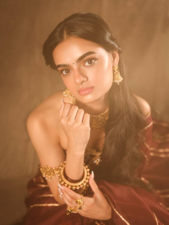 रुहानिका ने मेकअप को सॉफ्ट और ग्लोइंग रखा है. शार्प आईलाइनर, हल्का ब्लश और ग्लॉसी लिप्स उनके चेहरे की खूबसूरती को और ज्यादा निखार रहे हैं.