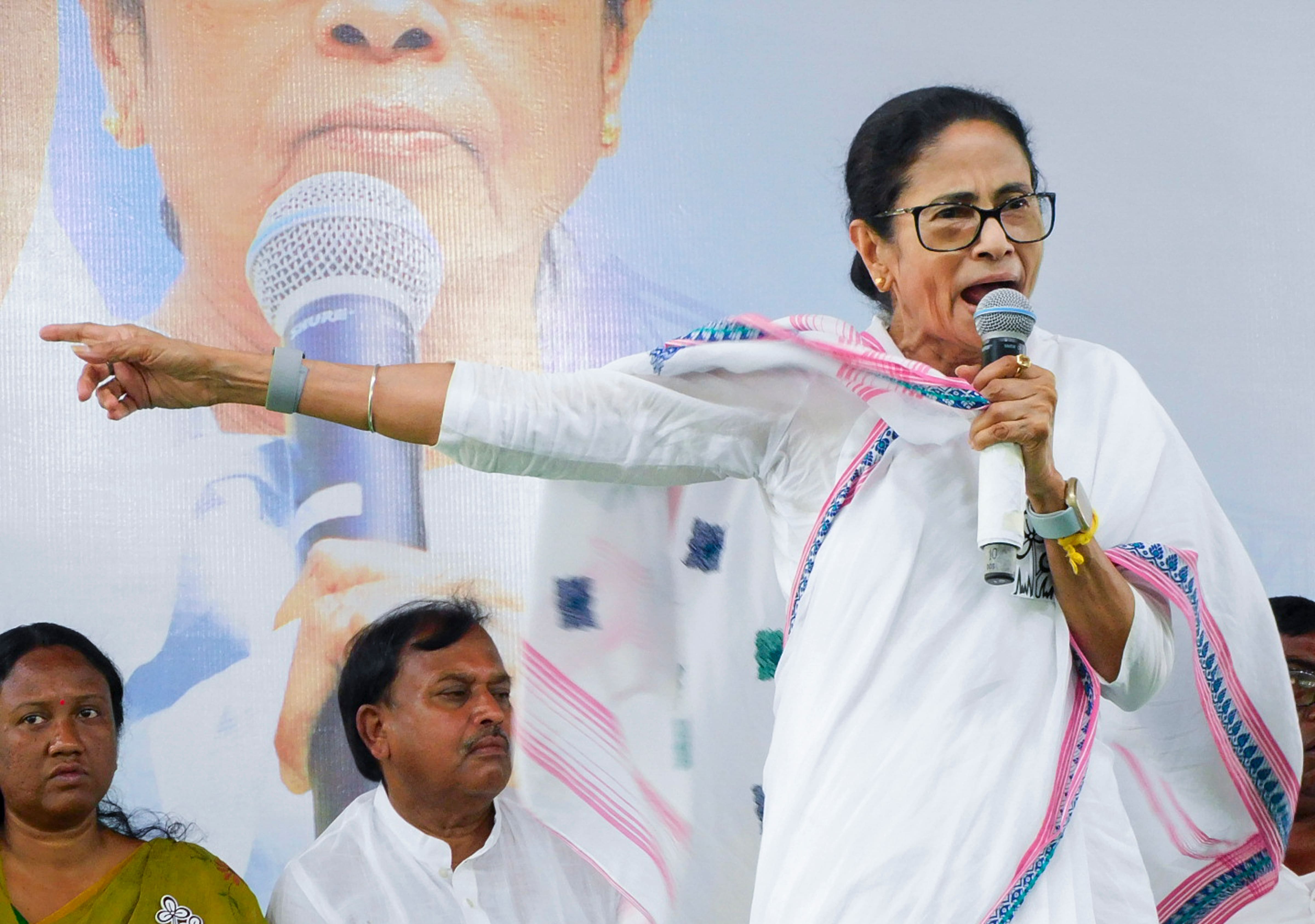 'हिम्मत न हारें, मजबूत बने रहें...' चुनाव में हार के बाद ममता बनर्जी ने TMC कार्यकर्ताओं को दे दिया ये बड़ा संदेश