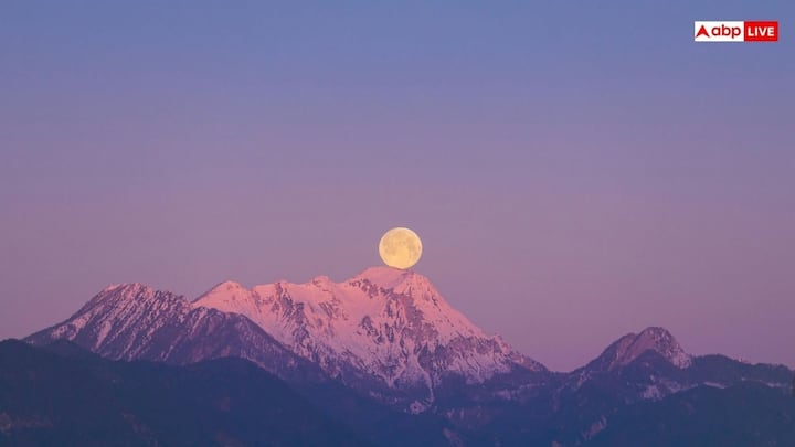 पिंक मून का अनुमान लगाया जा सकता है और यह हर साल अप्रैल में होता है. वहीं ब्लड मून दुर्लभ होते हैं. यह आमतौर पर 1.5 से 3 साल में एक बार दिखाई देते हैं. हालांकि इनका होना तय नहीं होता. कुछ सालों में कई घटनाएं हो सकती हैं जबकि कुछ सालों में एक भी नहीं.