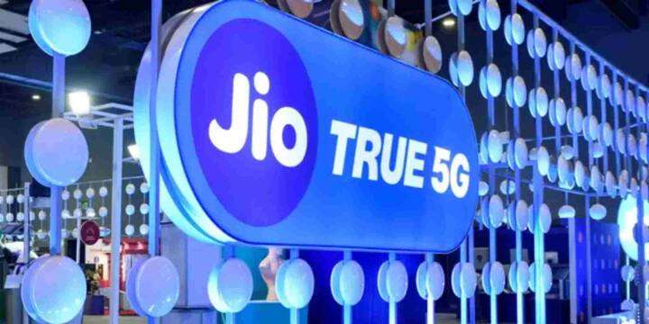 Reliance Jio अपने यूजर्स के लिए समय-समय पर ऐसे रिचार्ज प्लान लाती रहती है जो कम कीमत में ज्यादा फायदे देने की कोशिश करते हैं. इसी क्रम में कंपनी का 349 रुपये वाला प्रीपेड प्लान खासतौर पर उन लोगों को ध्यान में रखकर तैयार किया गया है जिन्हें रोजाना अच्छा-खासा डेटा चाहिए और साथ में बिना किसी रुकावट के कॉलिंग की सुविधा भी चाहिए. यह प्लान 28 दिनों की वैधता के साथ आता है और इसमें इंटरनेट, कॉलिंग और मैसेजिंग तीनों का संतुलित फायदा मिलता है.